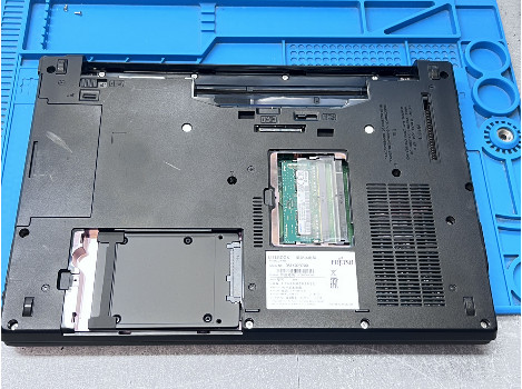 Fujitsu LIFEBOOK E546 14" i3-6100U 8GB 130GB клас А