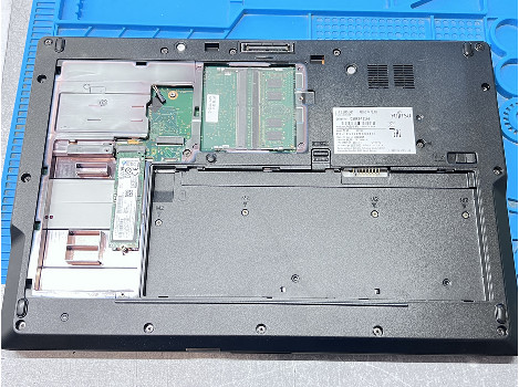 Fujitsu LIFEBOOK E559 15.6" i3-8145U 8GB 260GB клас А