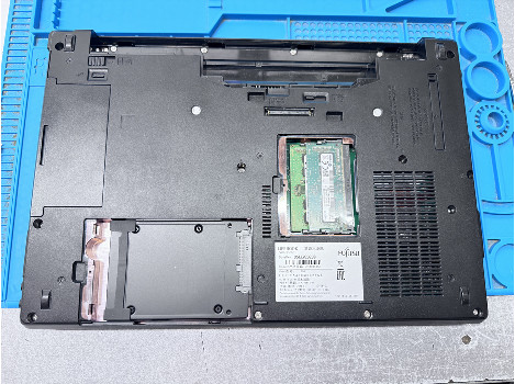 Fujitsu LIFEBOOK E546 14" i3-6100U 8GB 130GB клас А